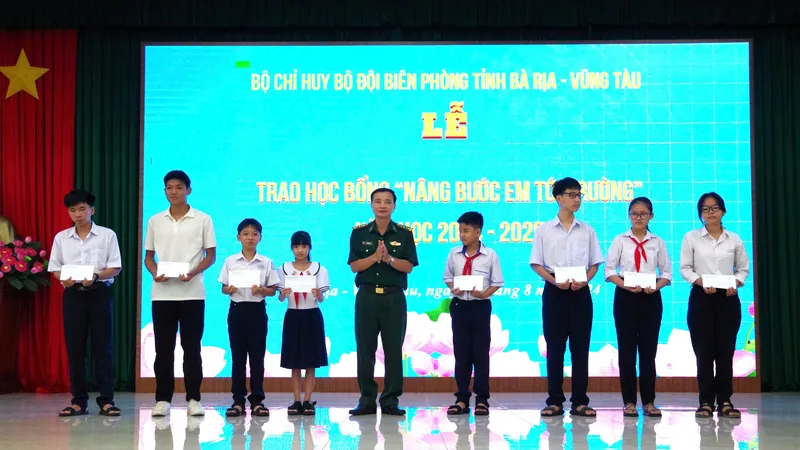 Đại tá Đào Xuân Ánh, Chính ủy BĐBP tỉnh Bà Rịa - Vũng Tàu trao tặng học bổng cho các em học sinh trong chương trình “Nâng bước em tới trường” năm học 2024 – 2025