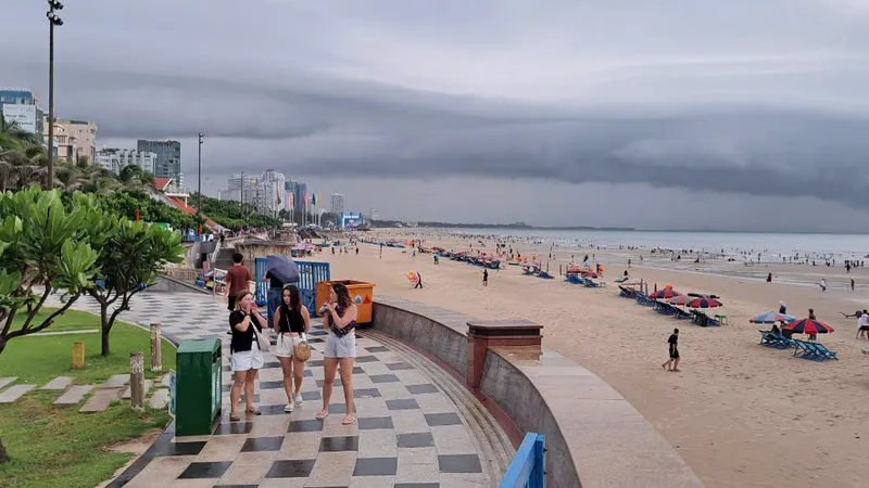 Khách dạo biển Vũng Tàu chiều 31-8