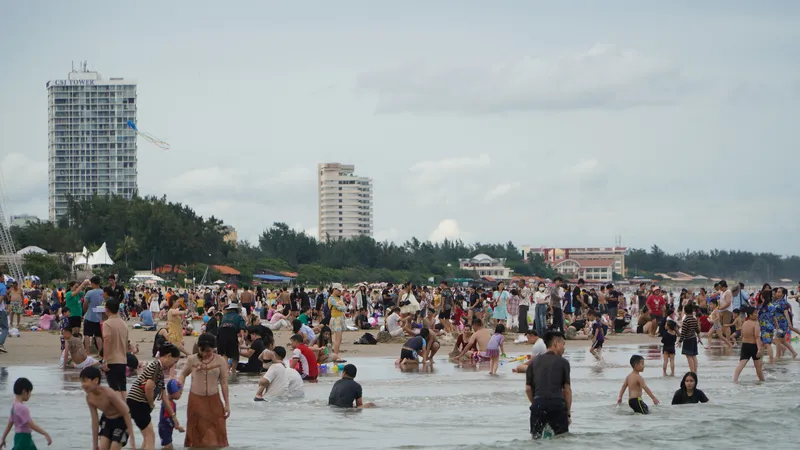 Vũng Tàu: Sóng êm, khách tắm biển đông