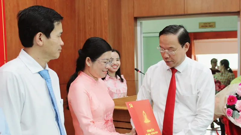Chủ tịch UBND tỉnh Bà Rịa - Vũng Tàu trao quyết định điều động và bổ nhiệm cho bà Lê Thị Thủy, Phó trưởng Ban Dân vận Tỉnh ủy