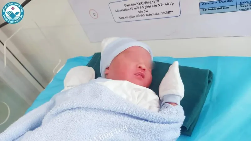 Bé trai bị bỏ rơi đang được chăm sóc tại Bệnh viện Vũng Tàu