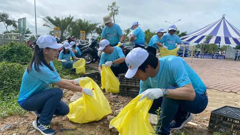 Lãnh đạo cùng nhân viên Công ty TNHH Hóa dầu Long Sơn nhặt rác làm sạch môi trường