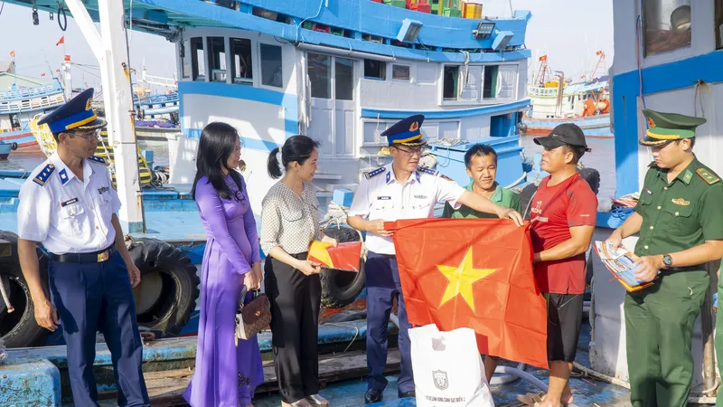 Vùng Cảnh sát biển 3 tặng cờ Tổ quốc và tuyên truyền về biển, đảo cho ngư dân TP Vũng Tàu
