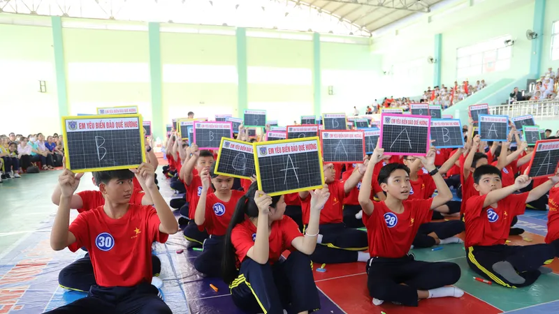 Quang cảnh cuộc thi "Em yêu biển, đảo quê hương" tại huyện Nhà Bè, TPHCM
