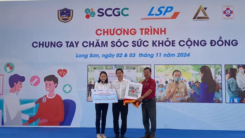 Lãnh đạo Công ty TNHH Hóa dầu Long Sơn trao tủ thuốc y tế công cộng cho xã Long Sơn