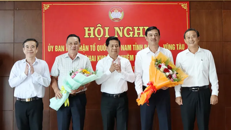 Ông Trịnh Hàng (thứ 2 từ phải qua), Giám đốc Sở Du lịch được bầu làm Phó Chủ tịch Ủy Ban MTTQ Việt Nam tỉnh Bà Rịa - Vũng Tàu