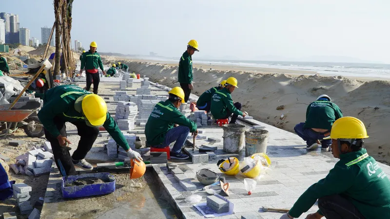 Công nhân hối hả thi công dự án làm đẹp bãi biển Vũng Tàu những ngày Xuân Ất Tỵ 2025