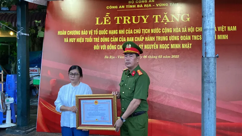 Truy tặng huân chương cho chiến sĩ hy sinh khi làm nhiệm vụ
