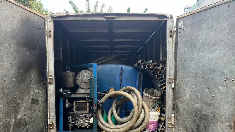 Tang vật vụ xe hút hầm cầu xả thải ra sông Dinh