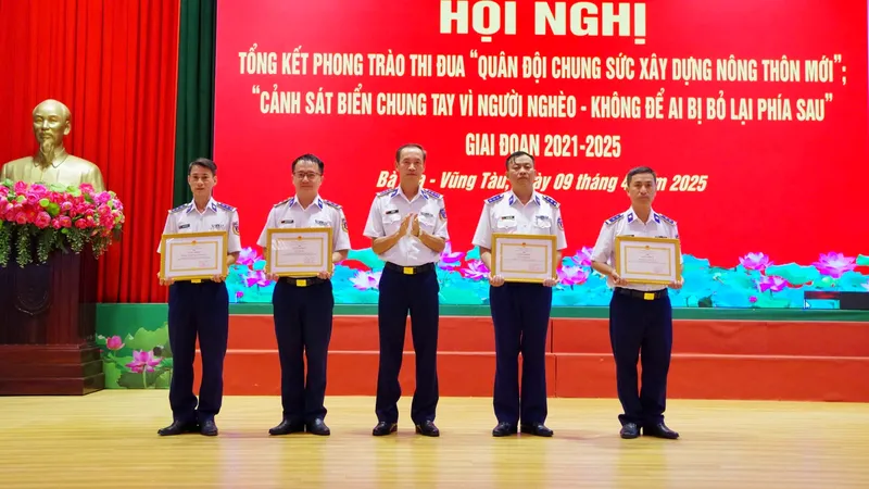 Các tập thể có thành tích xuất sắc được khen thưởng