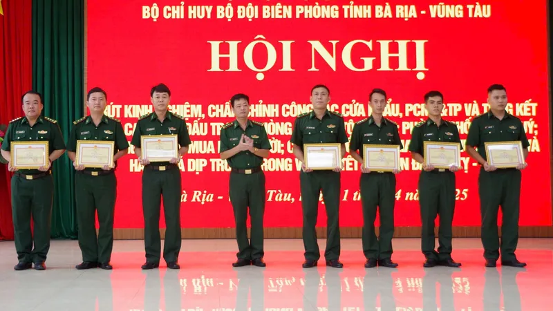 Tặng bằng khen, giấy khen cho các tập thể, cá nhân trong BĐBP tỉnh Bà Rịa - Vũng Tàu đã có thành tích xuất sắc trong phòng chống tội phạm