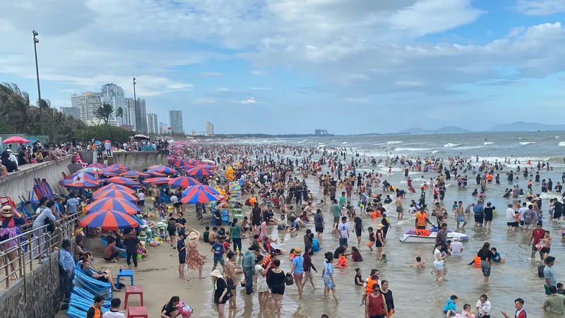 Biển Bãi Sau (TP Vũng Tàu) đông nghịt khách chiều 30-4