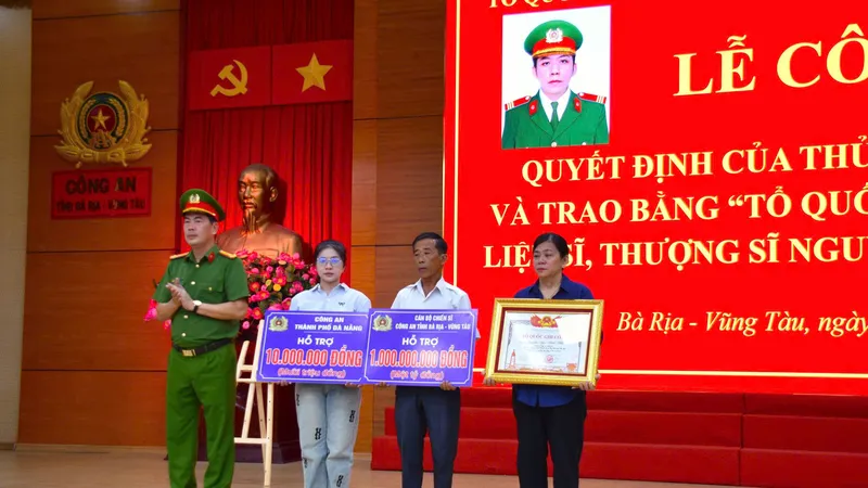 Quang cảnh buổi lễ trao bằng Tổ quốc ghi công cho thân nhân liệt sĩ Nguyễn Ngọc Minh Nhật