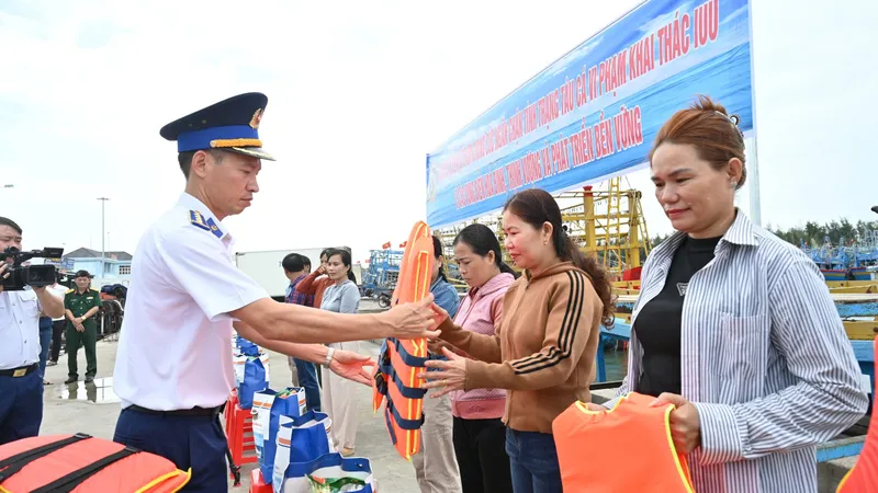 Đại tá Lê Văn Tú, Chính ủy Vùng Cảnh sát biển 3, tặng quà, áo phao cho ngư dân xã Bình Châu, huyện Xuyên Mộc, tỉnh Bà Rịa - Vũng Tàu