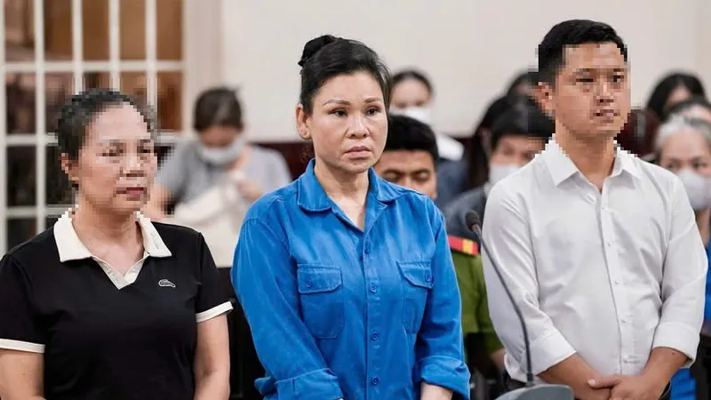 Bị cáo Lâm Thị Thu Trà (áo xanh) bị tuyên phạt là 14 năm 6 tháng tù vì tội cho vay lãi nặng và rửa tiền