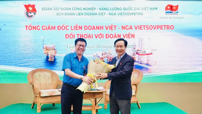 Tổng Giám đốc Vietsovpetro Vũ Mai Khanh đối thoại với đoàn viên, thanh niên