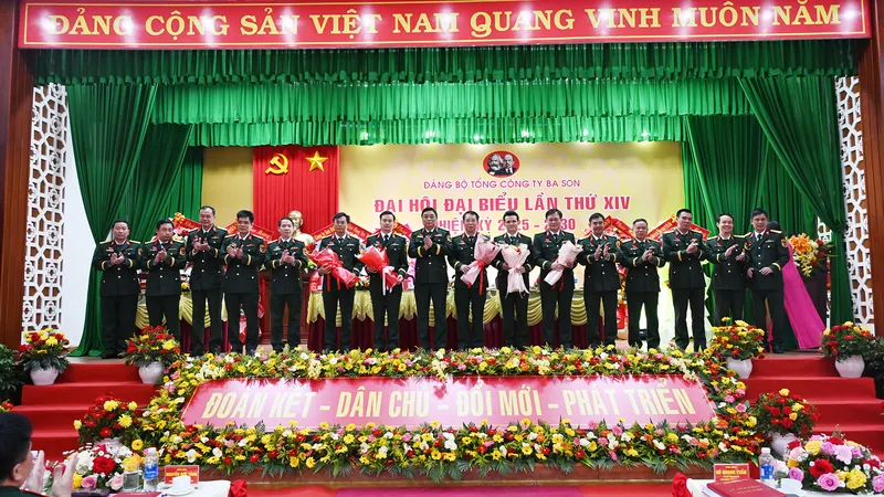 Trung tướng Hồ Quang Tuấn, Phó Bí thư Đảng ủy, Chủ nhiệm Tổng cục Công nghiệp Quốc phòng (thứ 8, từ trái qua) tặng hoa chúc mừng Ban Chấp hành Đảng bộ Tổng Công ty Ba Son nhiệm kỳ 2025-2030