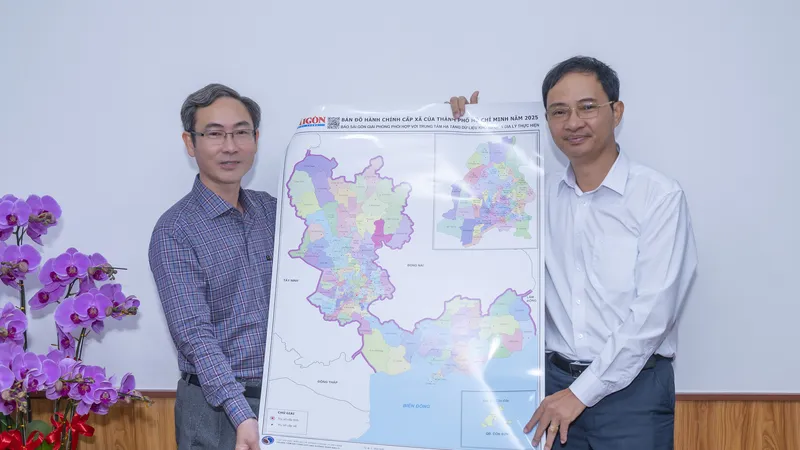Nhà báo Trần Văn Phong, Trưởng Văn phòng đại diện Báo Sài Gòn Giải Phóng khu vực Đông Nam bộ trao tặng bản đồ cho lãnh đạo Đảng ủy phường Phú Mỹ