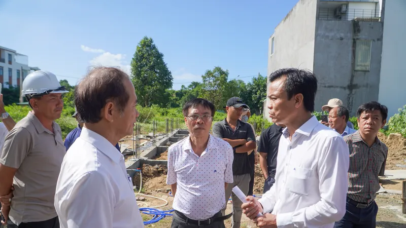 Chủ tịch UBND phường Phước Thắng Nguyễn Việt Dũng (áo trắng, bên phải) cùng đoàn công tác khảo sát thực tế, gặp gỡ một số hộ dân tại dự án Khang Linh