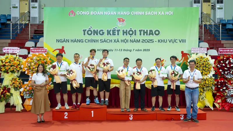 Ban Tổ chức trao huy chương và tặng hoa chúc mừng các vận động viên đạt thành tích cao tại hội thao