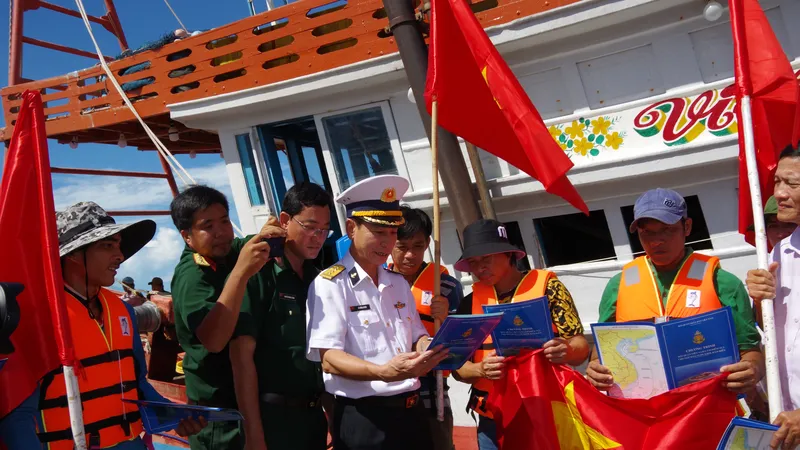 Đại tá Đỗ Hồng Duyên, Phó Chính ủy Vùng 2 Hải quân tuyên truyền, phổ biến pháp luật cho bà con ngư dân