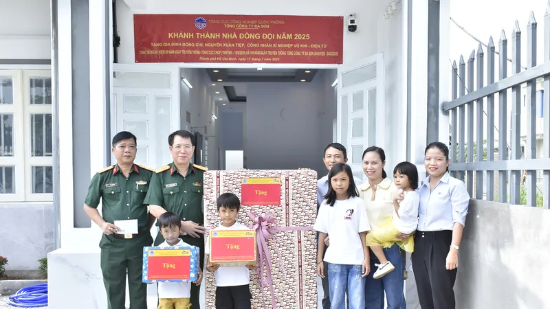 Đại tá Phan Văn Bình, Bí thư Đảng ủy, Chủ tịch Tổng Công ty Ba Son (thứ hai từ trái qua) bàn giao “Nhà đồng đội” và tặng đồ dùng gia đình cho anh Nguyễn Xuân Tiệp. Ảnh: MỸ LƯƠNG