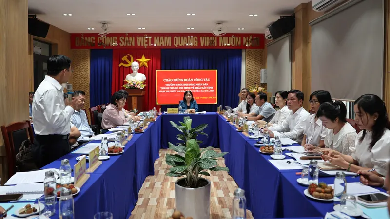 Quang cảnh buổi làm việc