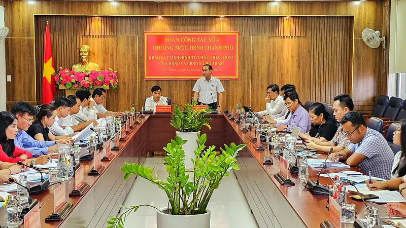 Đoàn công tác số 4 của Thường trực HĐND TPHCM làm việc với HĐND, UBND xã Hồ Tràm. Ảnh: MẠNH THẮNG