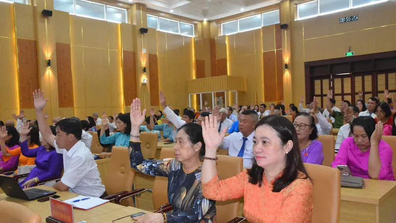 Đại biểu biểu quyết thông qua các nghị quyết quan trọng tại kỳ họp