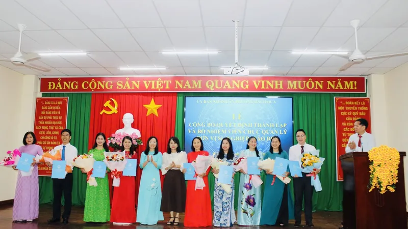 Lãnh đạo UBND phường Rạch Dừa trao quyết định bổ nhiệm viên chức quản lý giáo dục