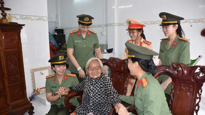 Đoàn Phụ nữ Công an TPHCM đến thăm Mẹ Bùi Thị Đay (phường Bà Rịa)