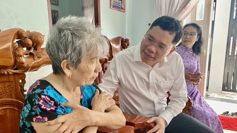 Phó Trưởng Ban Tuyên giáo và Dân vận Thành ủy TPHCM Hoàng Nguyên Dinh thăm hỏi, động viên thương binh Nguyễn Thị Chung ngụ tại phường Rạch Dừa, TPHCM. Ảnh: PHÚ NGÂN