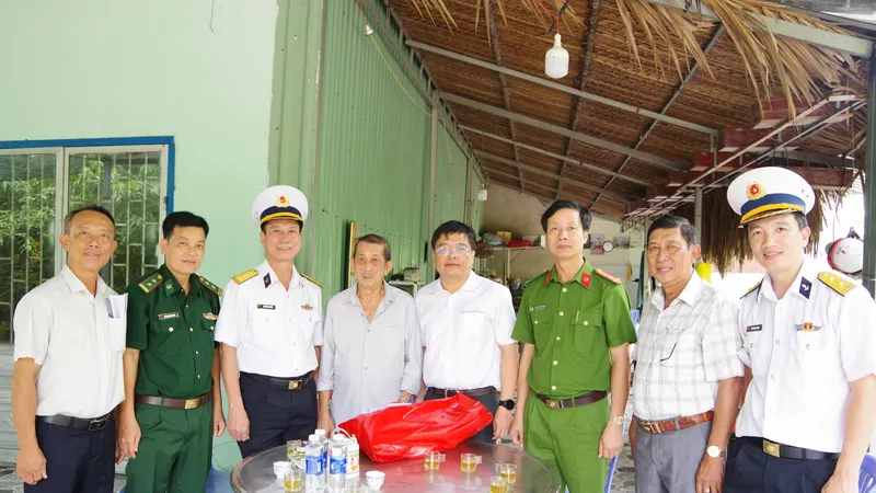 Đại tá Đỗ Hồng Duyên, Phó Chính ủy Vùng 2 Hải quân thăm gia đình chính sách trên địa bàn xã Long Sơn, TPHCM. Ảnh: ĐƯỜNG SƠN