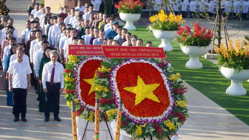 Đoàn đại biểu Thành ủy - HĐND - UBND - Ủy ban MTTQ Việt Nam TPHCM viếng và dâng hương, dâng hoa nhân kỷ niệm 78 năm Ngày Thương binh - Liệt sĩ. Ảnh: QUANG VINH