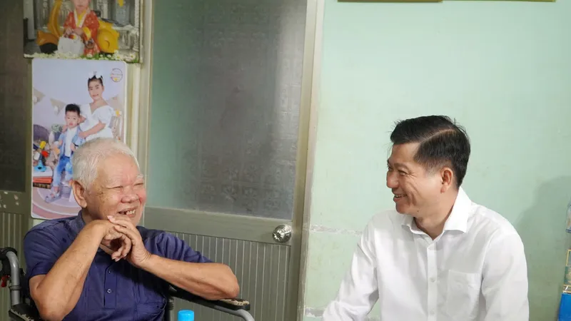 Phó Chủ tịch HĐND TPHCM Trần Văn Tuấn thăm hỏi, động viên thương binh Nguyễn Thanh Vị tại xã Long Điền, TPHCM. Ảnh: QUANG VINH