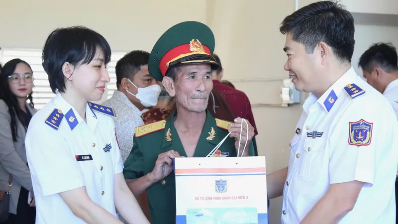 Cán bộ, chiến sĩ Bộ Tư lệnh Vùng Cảnh sát biển 3 thăm hỏi, động viên và tặng quà gia đình thương binh Đặng Văn Lễ