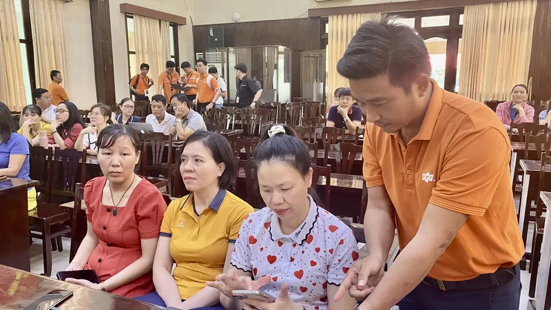 Cán bộ, công chức phường Vũng Tàu, TPHCM được bồi dưỡng kiến thức sử dụng AI trong công việc để phục vụ người dân tốt hơn. Ảnh: PHÚ NGÂN