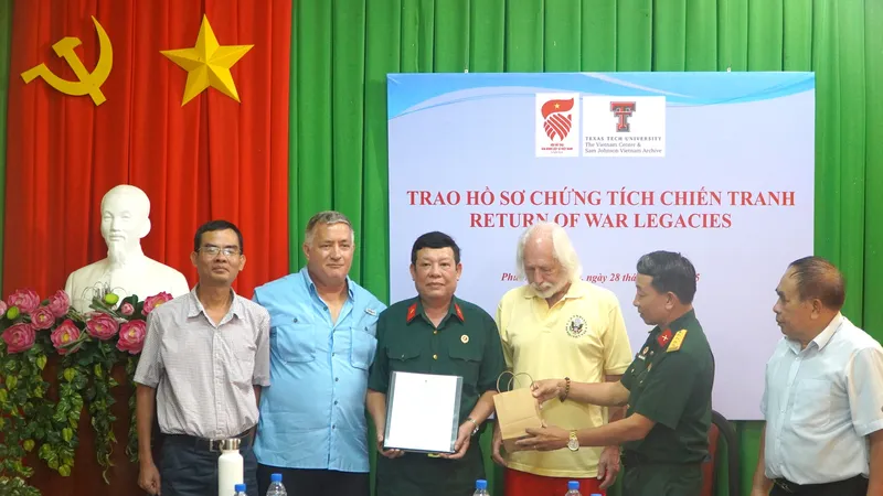 Quang cảnh buổi lễ trao hồ sơ chứng tích chiến tranh cho Tiểu đoàn 445, các cựu chiến binh và đại diện thân nhân gia đình liệt sĩ trên địa bàn tỉnh Bà Rịa – Vũng Tàu (cũ).