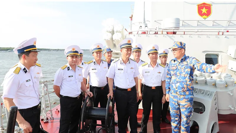 Thủ trưởng Bộ Tư lệnh Quân chủng và các cơ quan chức năng thăm, kiểm tra các tàu của Lữ đoàn 167