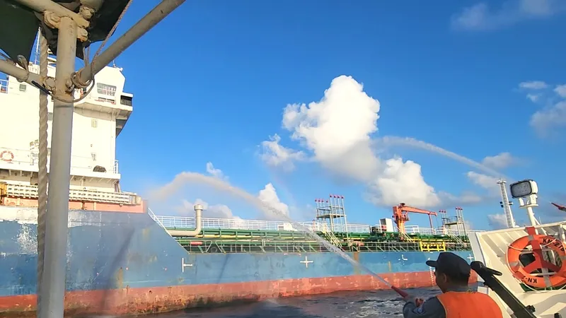 Lực lượng chức năng phun nước chữa cháy tàu chở dầu