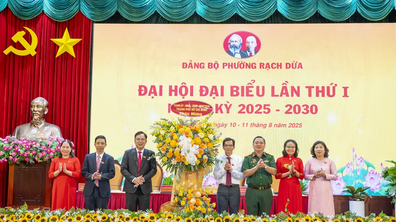 Đồng chí Dương Trọng Hiếu tặng hoa của Thành ủy TPHCM chúc mừng Đại hội phường Rạch Dừa