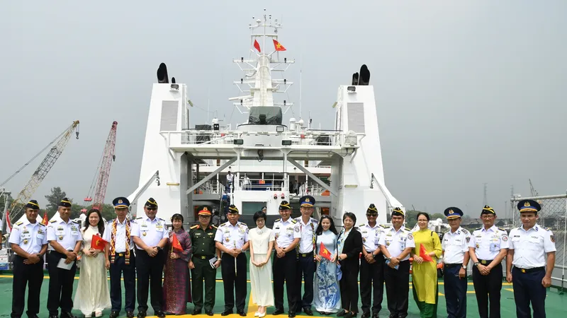 Đại diện lãnh đạo hai lực lượng Cảnh sát biển Việt Nam và Indonesia chụp ảnh lưu niệm trên tàu Cảnh sát biển Việt Nam 8001