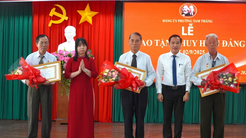 Trang trọng tổ chức Lễ trao tặng Huy hiệu Đảng đợt 2-9 cho đảng viên phường Tam Thắng