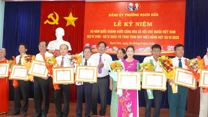 Phường Rạch Dừa (TPHCM) trọng thể tổ chức Lễ trao tặng Huy hiệu Đảng đợt 2-9