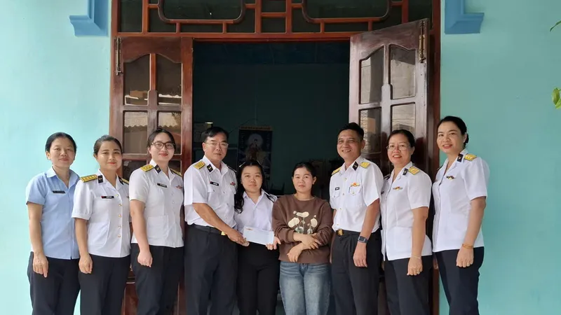 Đoàn công tác Hải đoàn 129 trao quà cho cháu Phạm Thị Uyên