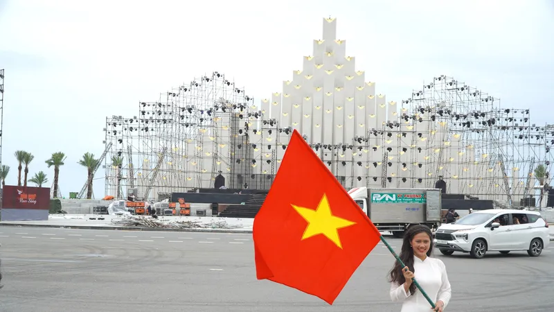 Du khách check-in tại khu vực điểm nhấn tháp Tam Thắng, phường Vũng Tàu, TPHCM ngày đầu nghỉ lễ 2-9