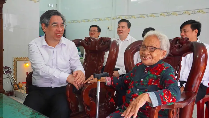 Đồng chí Nguyễn Phước Lộc, Phó Bí thư Thành ủy, Chủ tịch Ủy ban MTTQ Việt Nam TPHCM ân cần thăm hỏi sức khỏe Mẹ Việt Nam Anh hùng Bùi Thị Đay