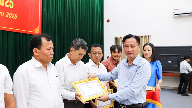 Đồng chí Hồng Như Vàng, Bí thư Đảng ủy, Chủ tịch HĐND xã Kim Long trao khen thưởng cho tập thể, cá nhân có thành tích xuất sắc trong phong trào thi đua
