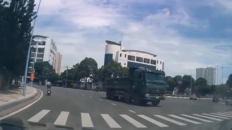 Tài xế lái xe tải đi ngược chiều ở vòng xoay Vũng Tàu