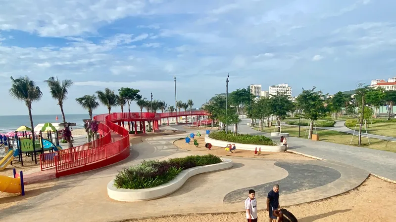 Chung tay giữ gìn vệ sinh môi trường để tạo không gian sạch sẽ cho người dân và du khách đến với Bãi Sau, phường Vũng Tàu, TPHCM